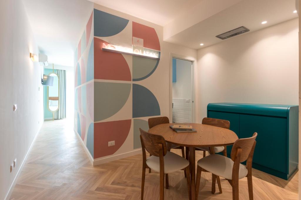 A seating area at Metropolitan Suites