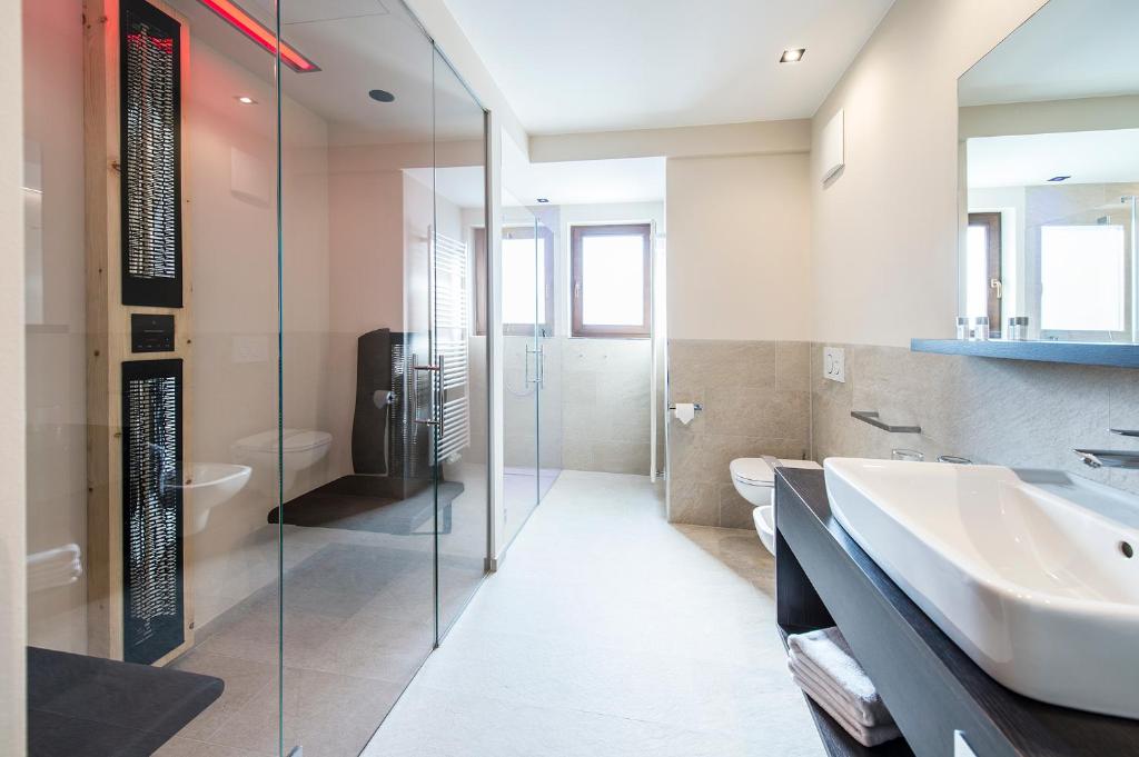 Koupelna v ubytování Hotel Zum Tiroler Adler