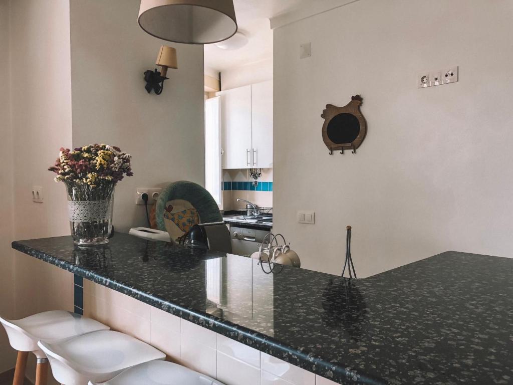 uma cozinha com um balcão preto num quarto em Casas do Lago em Estremoz