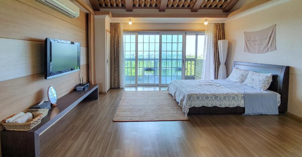 Postel nebo postele na pokoji v ubytování Green Narae Pension