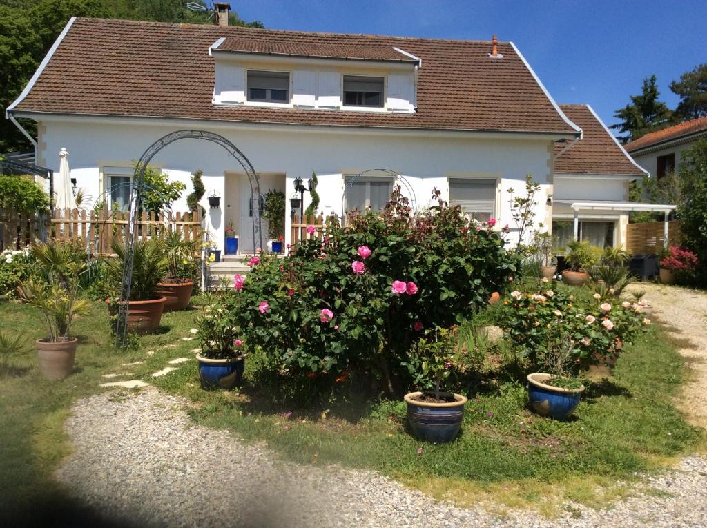 une maison avec des plantes en pot devant elle dans l'établissement gites et chambres d'hotes les roses thé, à Hauterives