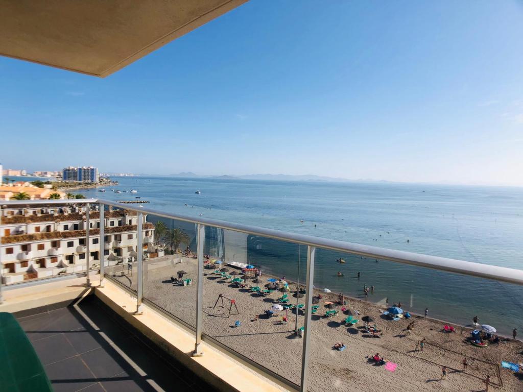 uma vista para a praia a partir de uma varanda de um resort em La Manga Beach Club Frontal em La Manga del Mar Menor