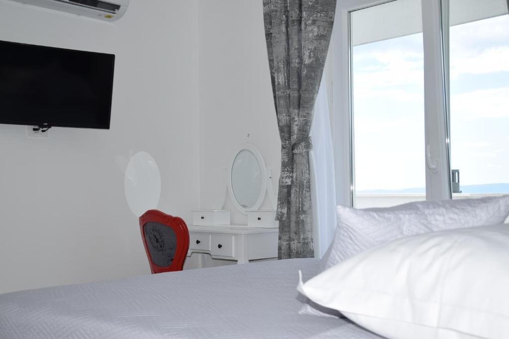 Televízia a/alebo spoločenská miestnosť v ubytovaní Apartman Mili