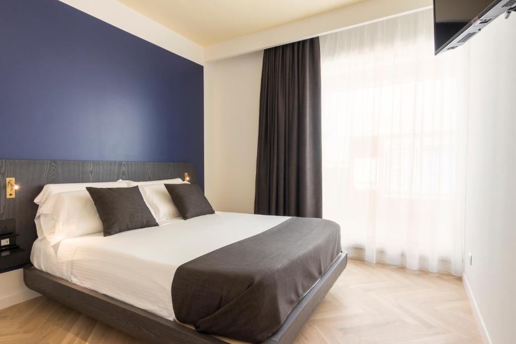 A bed or beds in a room at Metropolitan Suites