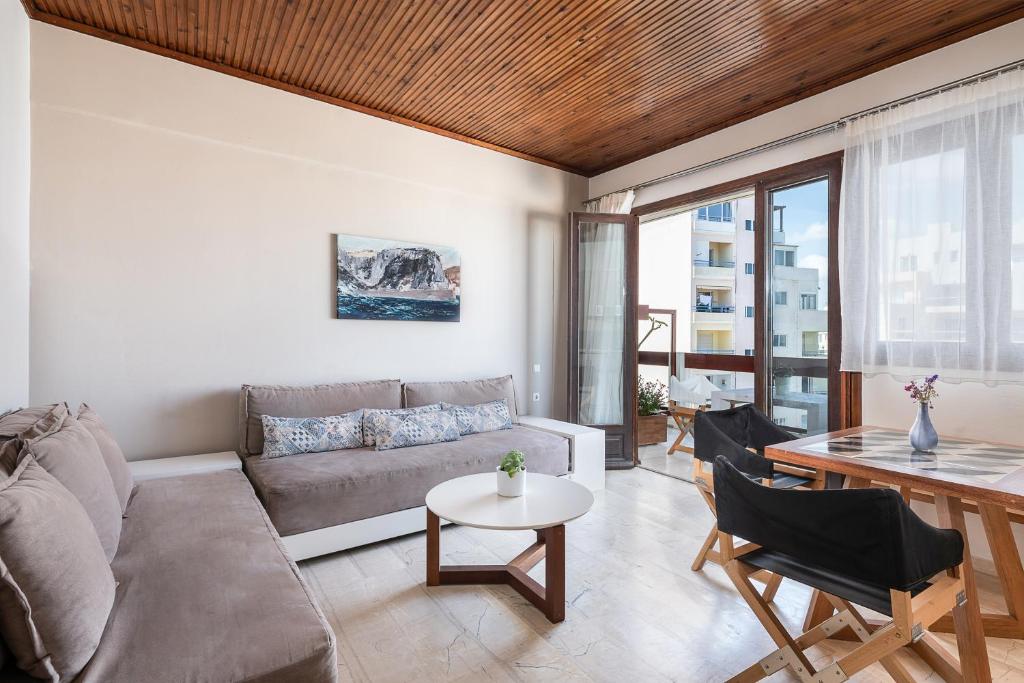 uma sala de estar com um sofá e uma mesa em Magia Apartments em Chania