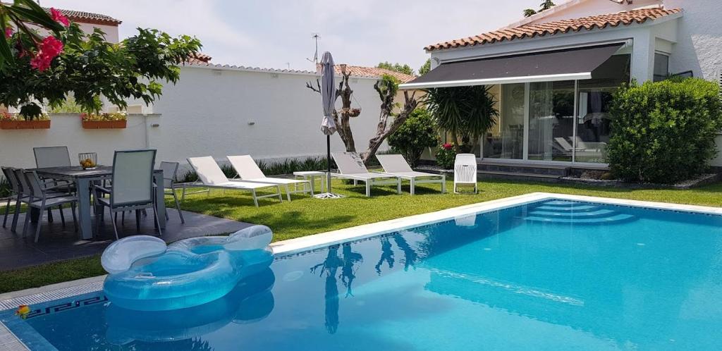 a swimming pool in the backyard of a house at Bahía 66 in Empuriabrava