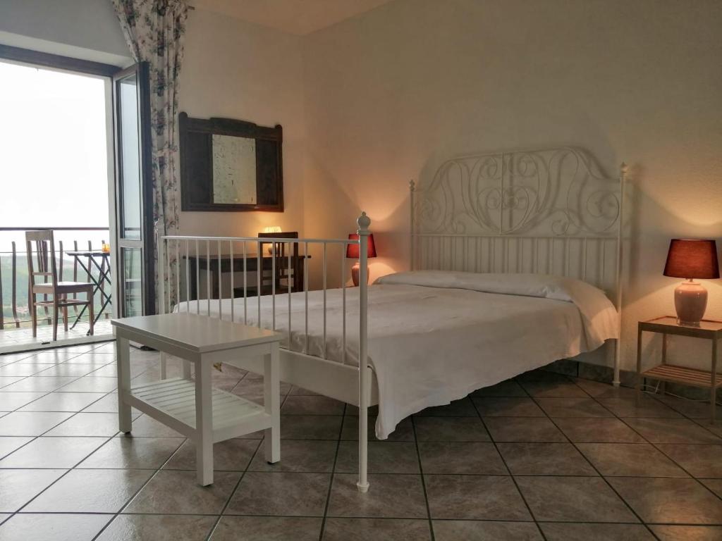 Postel nebo postele na pokoji v ubytování Villa Belvedere Langhe