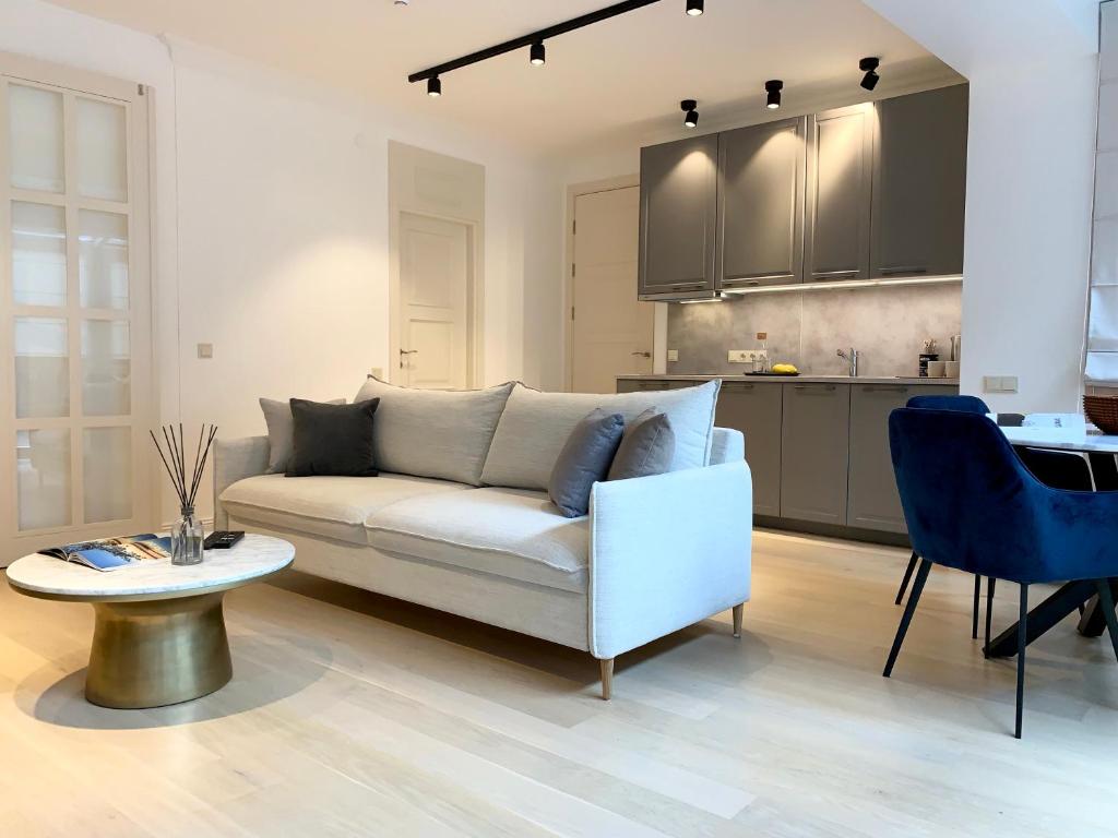 Vilnius Apartments & Suites - Town Hall - Luxury 2 Bedroom Apartment (Gaono St. 8)