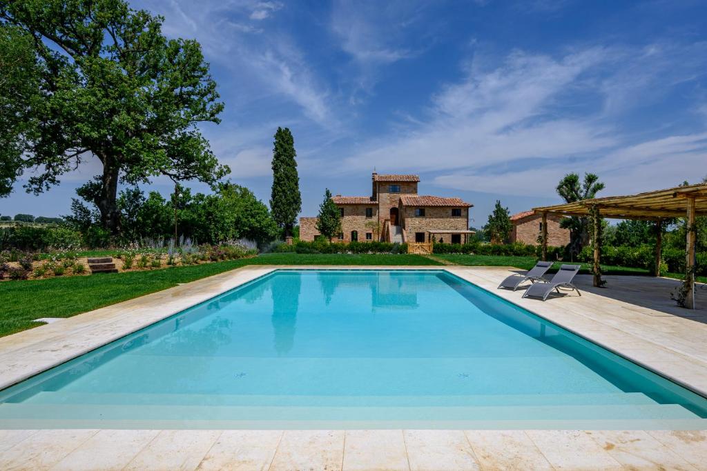 a swimming pool in the backyard of a house at Agriturismo Merigge Montepulciano in Montepulciano