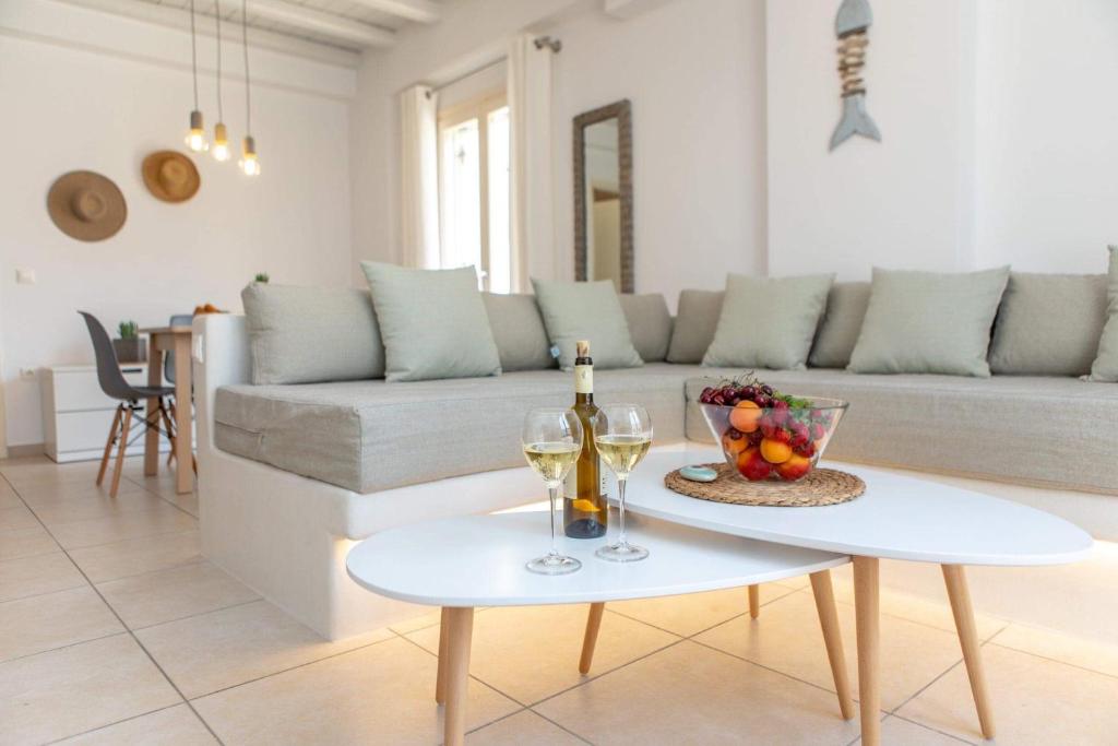 sala de estar con sofá y mesa con copas de vino en Sorokos Suite 8 en Naxos