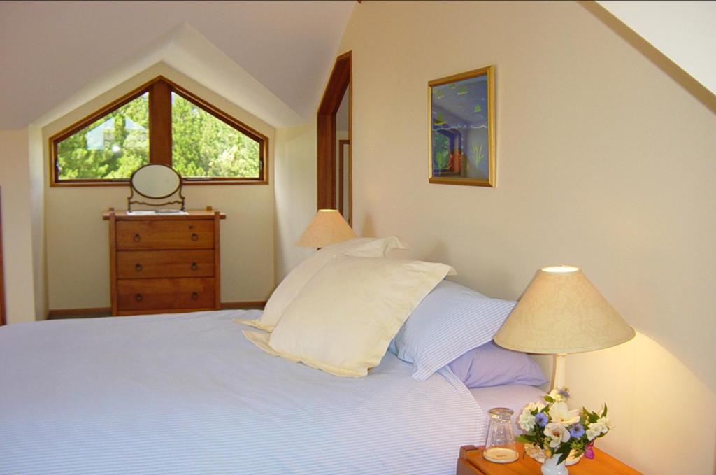 Postel nebo postele na pokoji v ubytování Waiwurrie Coastal Farm Lodge