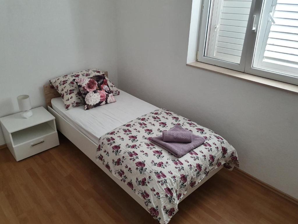 Postel nebo postele na pokoji v ubytování Holiday home Kastela Village