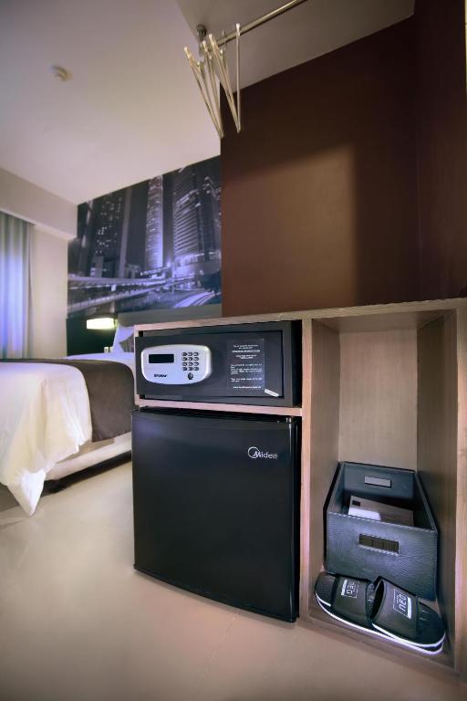 Kuchyň nebo kuchyňský kout v ubytování Hotel Neo Candi Simpang Lima - Semarang by ASTON