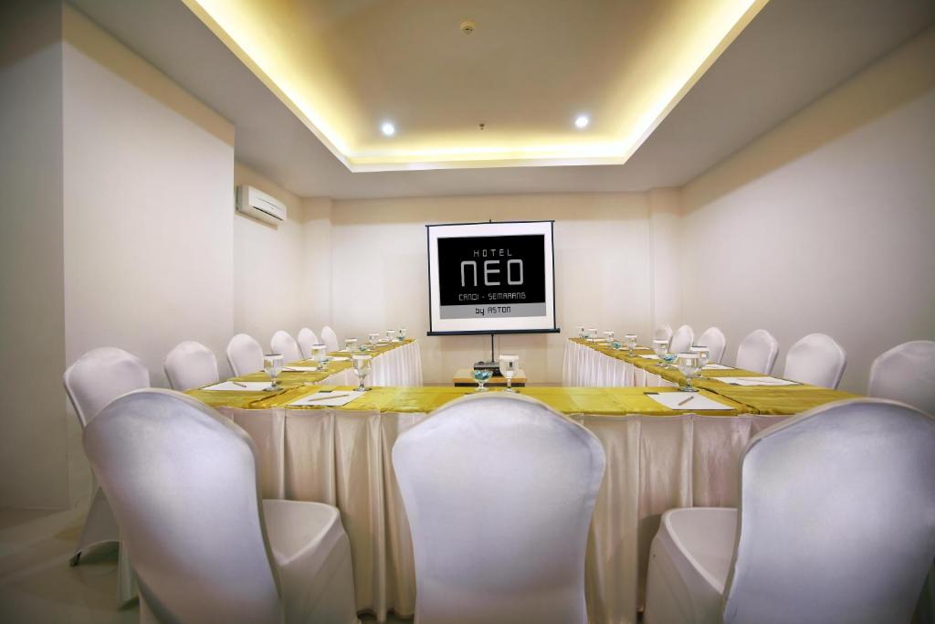 TV a/nebo společenská místnost v ubytování Hotel Neo Candi Simpang Lima - Semarang by ASTON