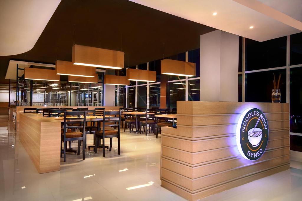 Restaurace v ubytování Hotel Neo Candi Simpang Lima - Semarang by ASTON
