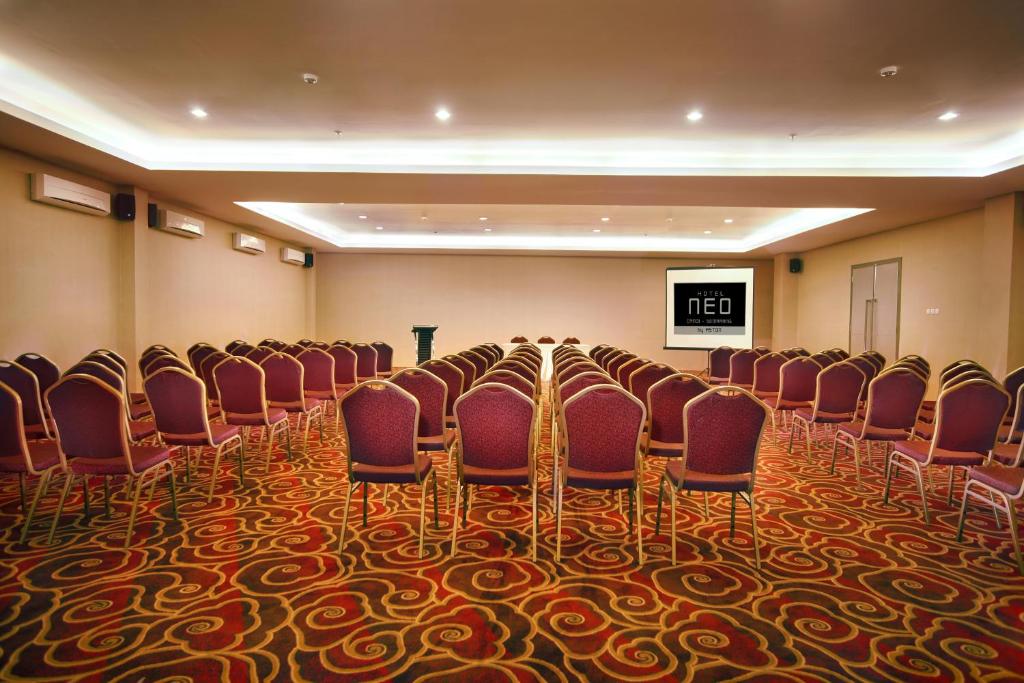 TV a/nebo společenská místnost v ubytování Hotel Neo Candi Simpang Lima - Semarang by ASTON