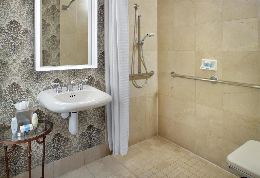 Omni Shoreham Hotel - Accessible Premier Room With Roll In Shower 1 King Bed