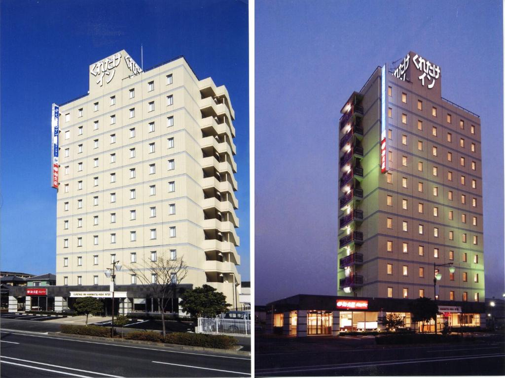 Un bâtiment blanc avec un panneau en haut dans l'établissement Kuretake-Inn Hamamatsu Nishi I.C., à Hamamatsu