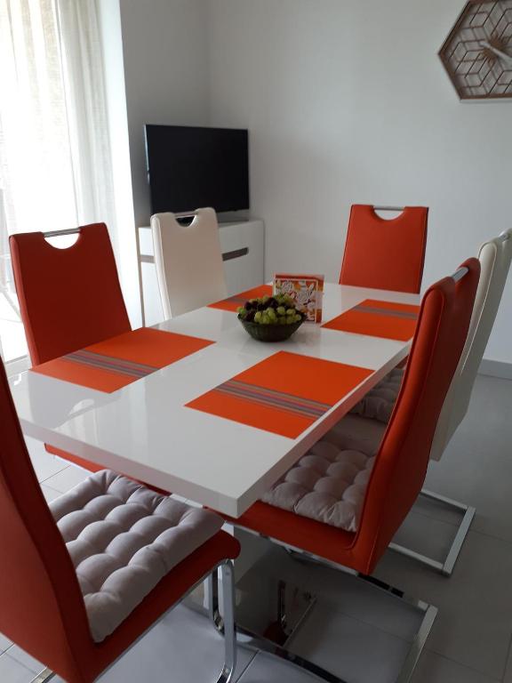 Telewizja i/lub zestaw kina domowego w obiekcie Balaton Exclusive Apartman