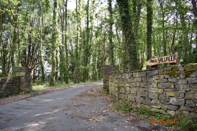 un mur en pierre avec un panneau indiquant la fermeture dans l'établissement FINCA SALVADOR, à Baralla