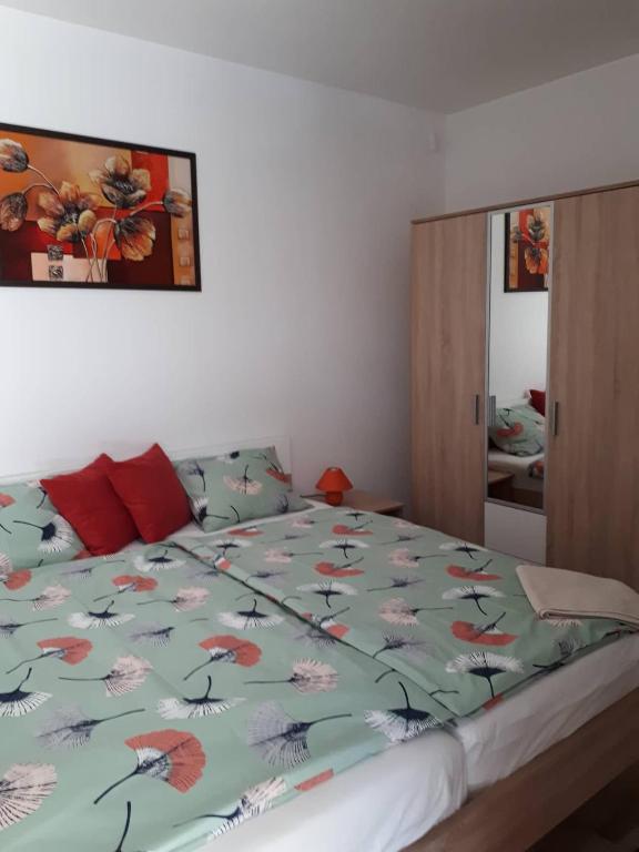 sypialnia z łóżkiem z kolorową kołdrą w obiekcie Balaton Exclusive Apartman w mieście Csopak