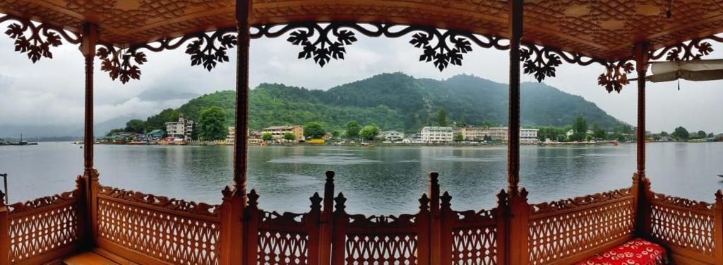 vistas a un gran cuerpo de agua desde un barco en Jacqueline houseboat, en Srinagar