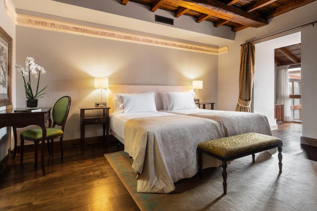 Łóżko lub łóżka w pokoju w obiekcie Áurea Palacio de Sober by Eurostars Hotel Company