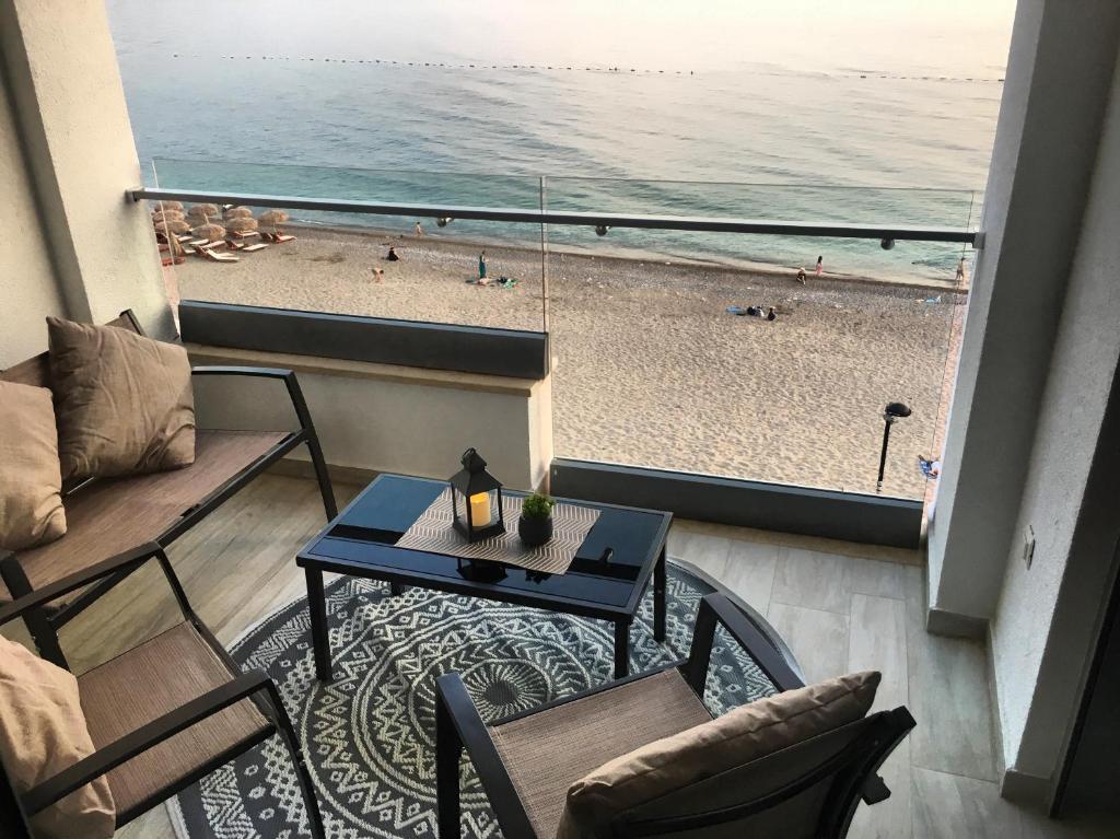 balcone con tavolo, sedie e vista sulla spiaggia di Amare&Mare Apartment a Sutomore