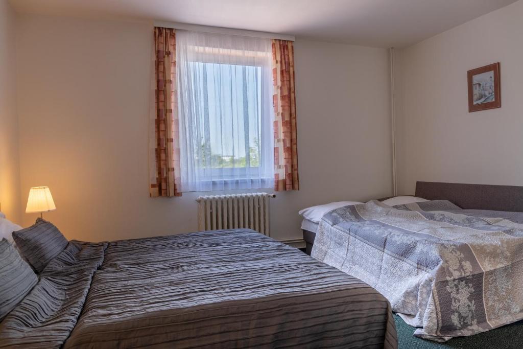 Postel nebo postele na pokoji v ubytování Hotel Kanarek