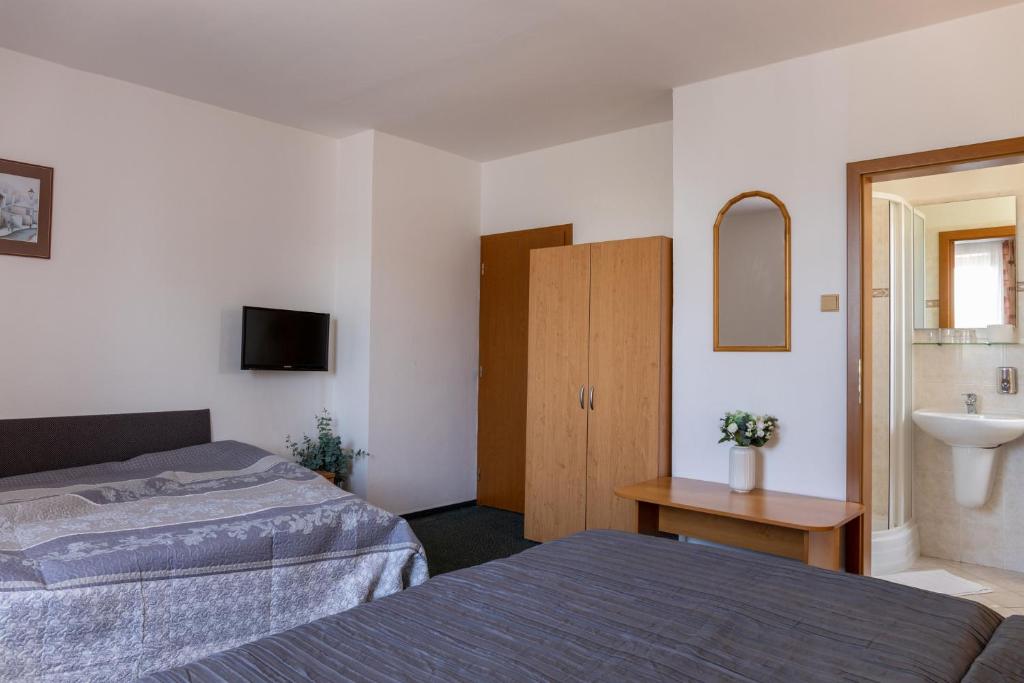 Postel nebo postele na pokoji v ubytování Hotel Kanarek