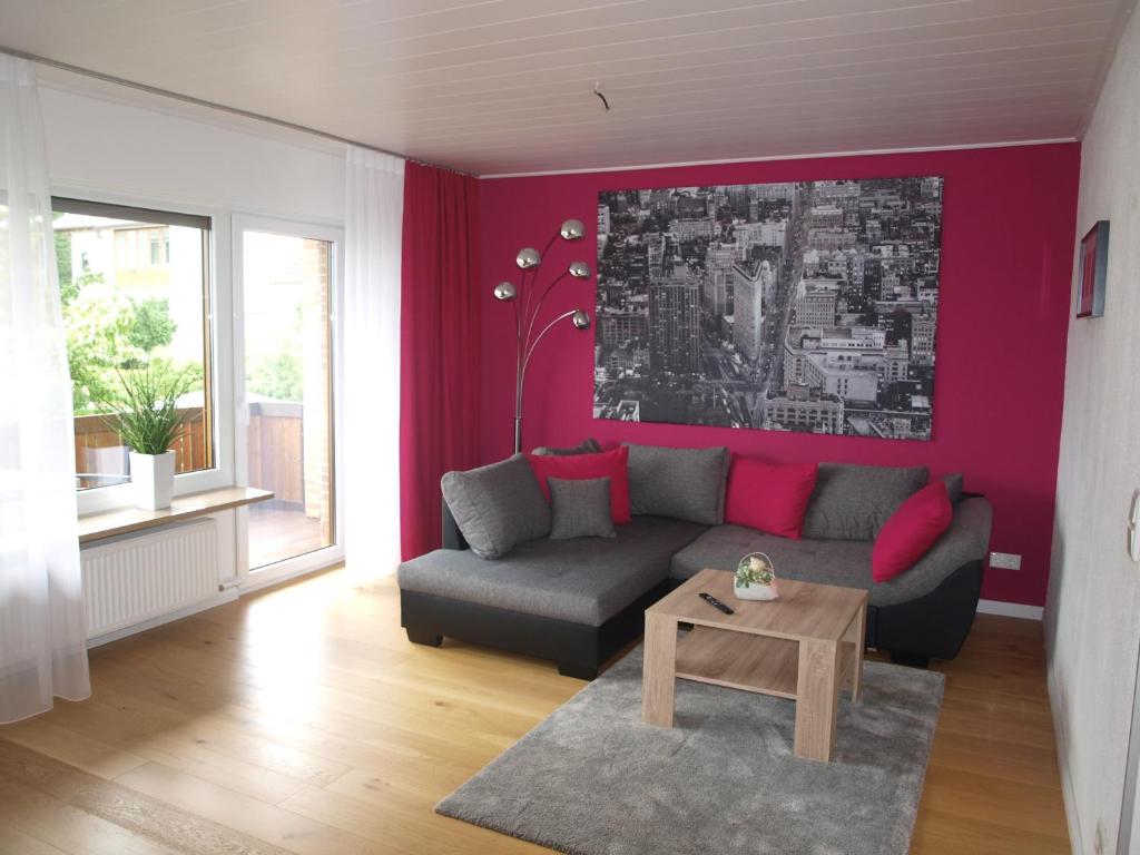 SC Apartment - Nürnberg Messe / Fränkisches Seenland في شفاباخ: غرفة معيشة مع أريكة وطاولة