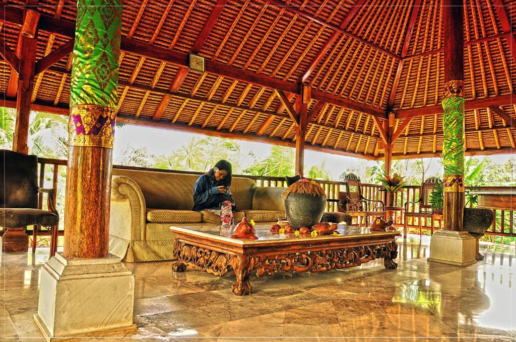 TV a/nebo společenská místnost v ubytování Bumi Ubud Resort