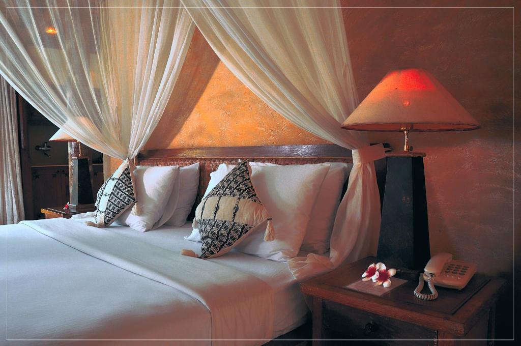 Postel nebo postele na pokoji v ubytování Bumi Ubud Resort