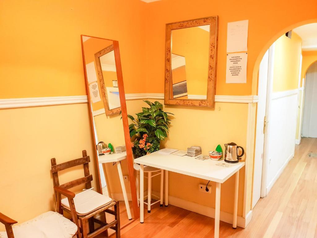 vestidor con mesa y 2 espejos en Pension Aussie Guesthouse, en San Sebastián