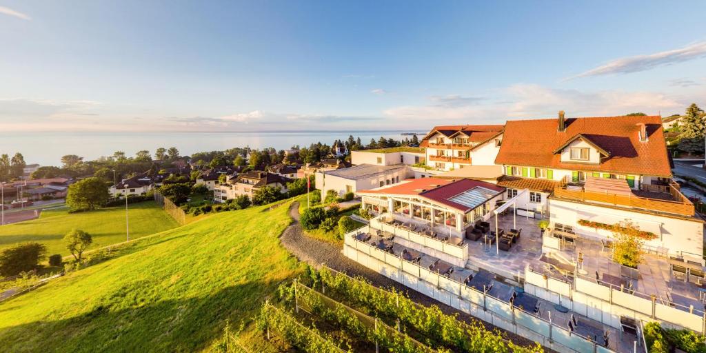 eine Luftansicht eines Hauses auf einem Hügel in der Unterkunft Best Western Hotel Rebstock in Rorschacherberg