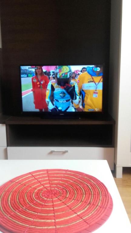 TV a/nebo společenská místnost v ubytování TORRE de la FUENTE AprtoVistas Piscina Parking