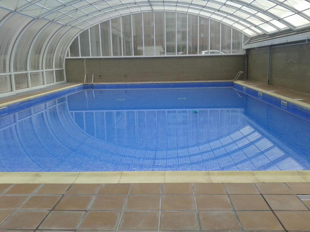 Bazén v ubytování TORRE de la FUENTE AprtoVistas Piscina Parking nebo v jeho okolí