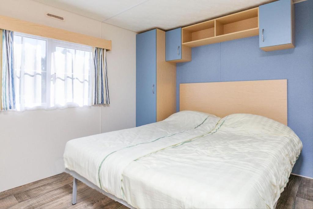 Een bed of bedden in een kamer bij PM Prinsenhof Mobile Home