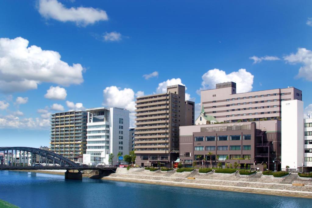 沼津的住宿－沼津河畔酒店，一座建有建筑物的城市里河流上的桥梁