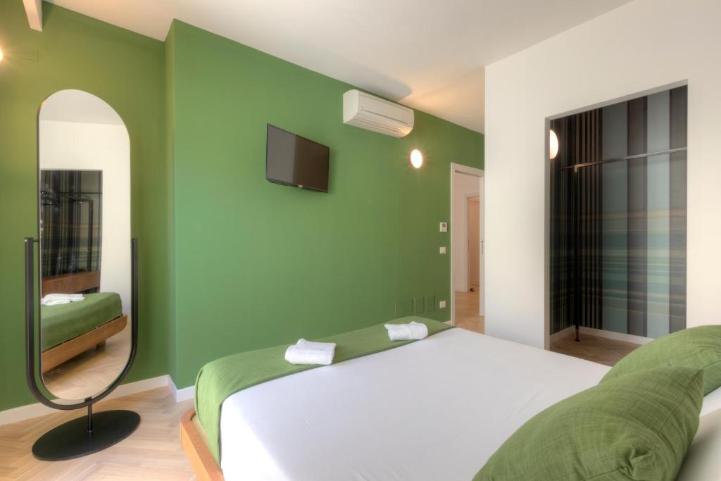 A bed or beds in a room at Metropolitan Suites