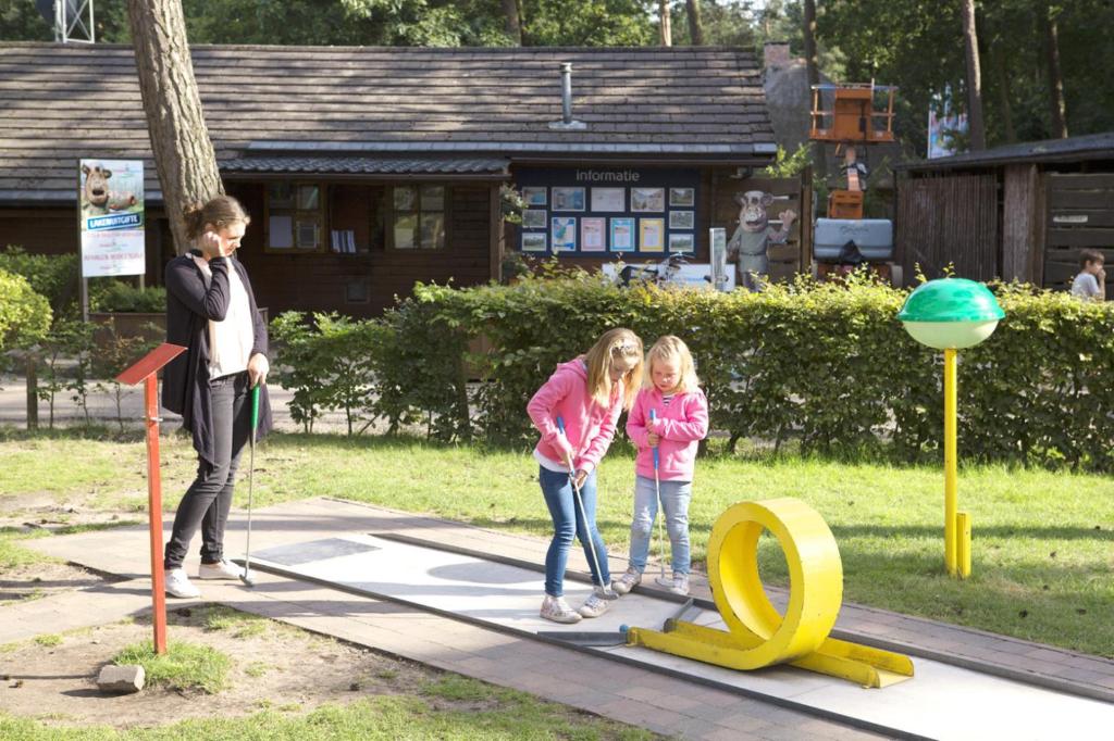 dos chicas y un niño jugando en un patio de recreo en RA Veluwe Mobile home en Arnhem