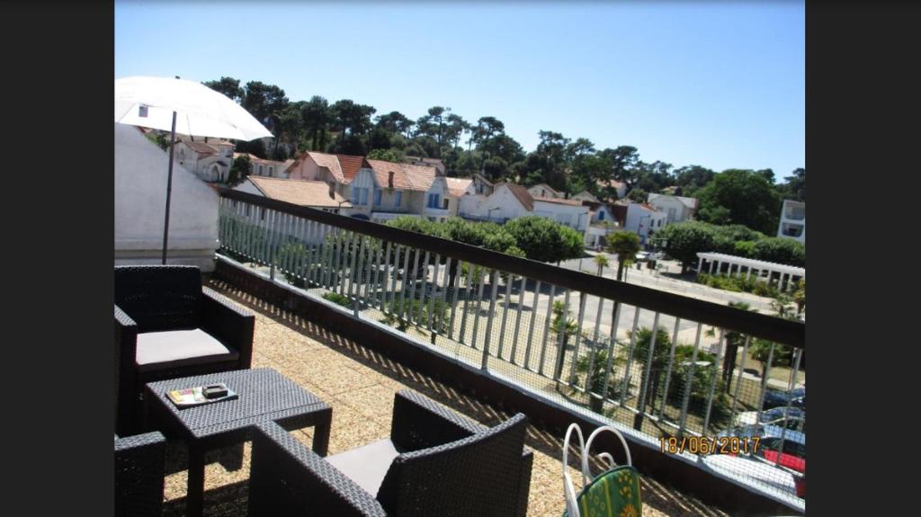 un balcon avec une table et des chaises et une vue dans l'établissement Appartement Grande terrasse à 1min de la plage, à Saint-Palais-sur-Mer