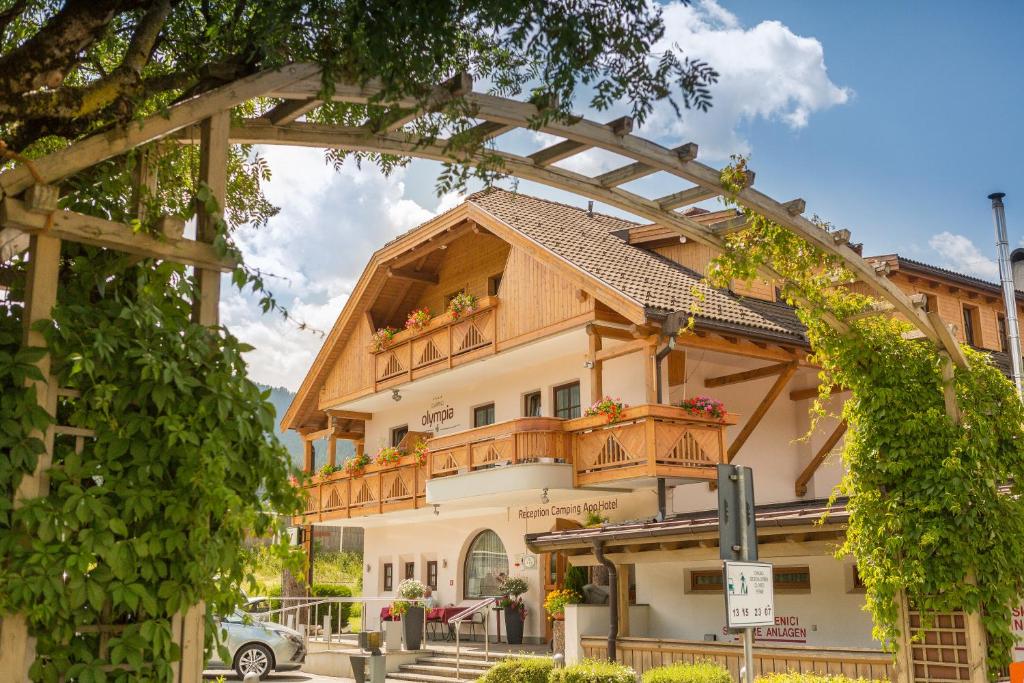 un bâtiment avec une arche devant lui dans l'établissement Camping Olympia, à Dobbiaco