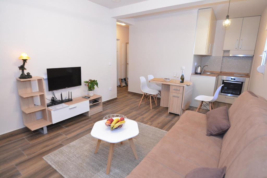 ein Wohnzimmer mit einem Sofa und einem Tisch in der Unterkunft Apartment Petra in Tivat