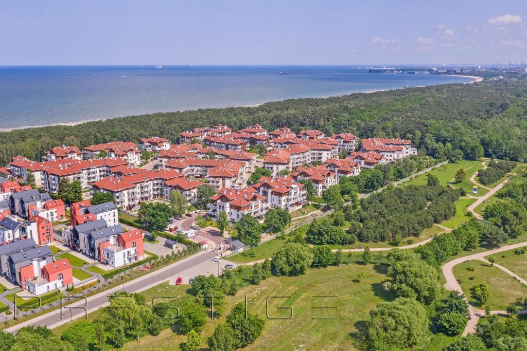 una vista aérea de una ciudad con casas y agua en Prestige Apartments Neptun Park en Gdansk