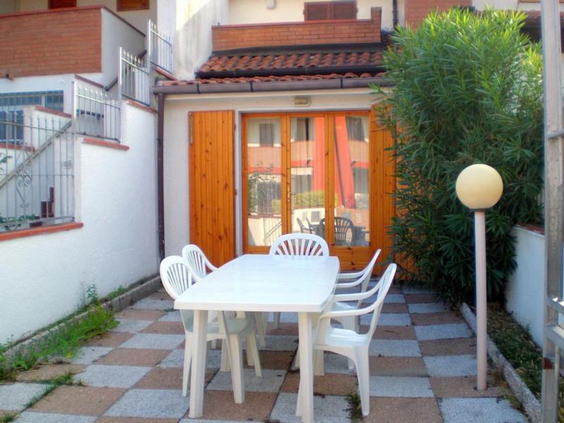 a white table and chairs in front of a building at Villa Angela in Lido delle Nazioni