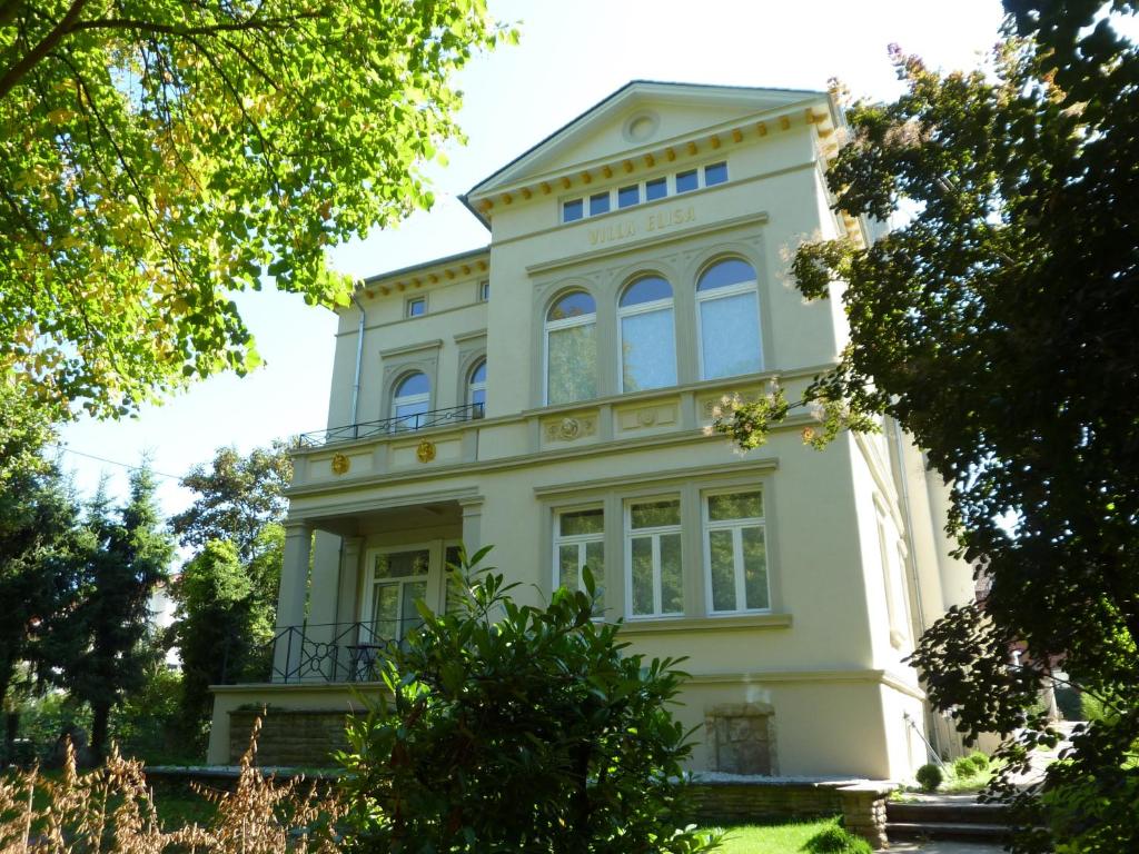 a large white building with a lot of windows at Apartment Villa Elisa in Bad Kreuznach