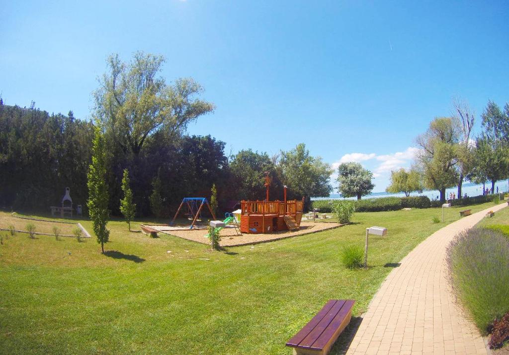 Vonkajšia záhrada v ubytovaní Vízparti SAS Apartman Siófok