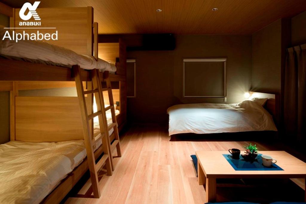 高松的住宿－ALPHABED INN Takamatsuekimae 201 / Vacation STAY 36554，一间卧室设有两张双层床和一张桌子