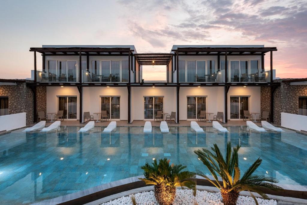 una villa con piscina e un resort di Nama Retreat a Pastida